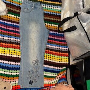 Cropped Floral Embroidered Blue Jeans